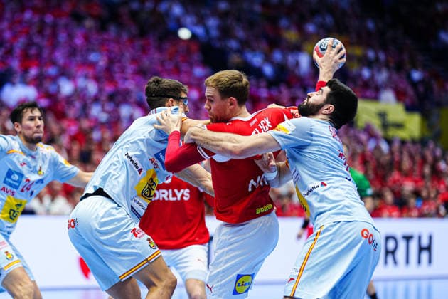 Ian Barrufet (Spanien, 80), Simon Pytlick (Daenemark, 43), Imanol Garciandia (Spanien, 18) DEN, Spanien vs. Daenemark, Handball, EHF Europameisterschaft 2026, Hauptrunde, Spieltag 2, 24.01.2026 DEN, Spanien vs. Daenemark, Handball, EHF Europameisterschaft 2026, Hauptrunde, Spieltag 2, 24.01.2026 Herning Copyright: xEibner-Pressefoto MarcelxvonxFehrnx EP_MFN