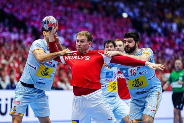 Ian Barrufet (Spanien, 80), Simon Pytlick (Daenemark, 43), Imanol Garciandia (Spanien, 18) DEN, Spanien vs. Daenemark, Handball, EHF Europameisterschaft 2026, Hauptrunde, Spieltag 2, 24.01.2026 DEN, Spanien vs. Daenemark, Handball, EHF Europameisterschaft 2026, Hauptrunde, Spieltag 2, 24.01.2026 Herning Copyright: xEibner-Pressefoto MarcelxvonxFehrnx EP_MFN