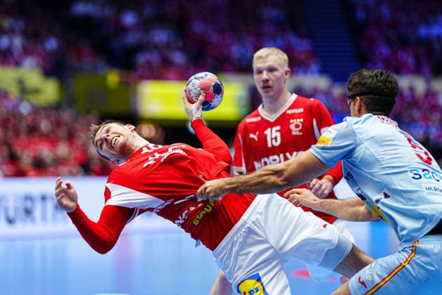 Wurf Tor Mathias Gidsel (Daenemark, 19), Antonio Serradilla (Spanien, 05) DEN, Spanien vs. Daenemark, Handball, EHF Europameisterschaft 2026, Hauptrunde, Spieltag 2, 24.01.2026 DEN, Spanien vs. Daenemark, Handball, EHF Europameisterschaft 2026, Hauptrunde, Spieltag 2, 24.01.2026 Herning Copyright: xEibner-Pressefoto MarcelxvonxFehrnx EP_MFN