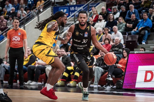 Chip Flanigan (Basketball Loewen Braunschweig, 30) vs. Traveon Buchanan (MHP RIESEN Ludwigsburg, 02) GER, MHP Riesen Ludwigsburg - Basketball Loewen Braunschweig, easycredit BBL, Basketball, Bundesliga, 17. Spieltag, Spielzeit 2025 2026, 24.01.2026 GER, MHP Riesen Ludwigsburg - Basketball Loewen Braunschweig, easycredit BBL, Basketball, Bundesliga, 17. Spieltag, Spielzeit 2025 2026, 24.01.2026 Ludwigsburg Copyright: xSandyxDinkelackerx EP_SDR