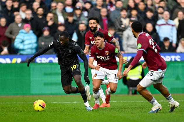 West Ham United v Sunderland, Premier League Sunderland midfielder Habib Diarra (19) under pressure from West Ham United midfielder Mateus Fernandes (18) and West Ham United defender Jean-Clair Todibo (25) during the Premier League match between West Ham United and Sunderland at the London Stadium, London, UK on 24 January 2026. London London Stadium UK Editorial use only DataCo restrictions apply See www.football-dataco.com , Copyright: xSimonxTraylenx PSI-23617-0146