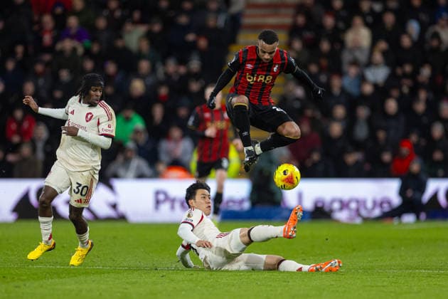 Football - FA Premier League - Bournemouth AFC v Liverpool FC BOURNEMOUTH, ENGLAND - Saturday, January 24, 2026: Liverpool s Wataru EndÅ challenges Bournemouth s Eli Junior Kroupi during the FA Premier League match between Bournemouth AFC and Liverpool FC at Dean Court. (Photo by David Rawcliffe Propaganda) BOURNEMOUTH Dean Court DORSET ENGLAND  Copyright: xDavidxRawcliffex P2026-01-24-Bournemouth_Liverpool-109