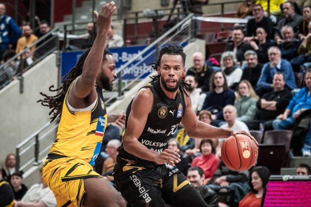 Chip Flanigan (Basketball Loewen Braunschweig, 30) vs. Traveon Buchanan (MHP RIESEN Ludwigsburg, 02) GER, MHP Riesen Ludwigsburg - Basketball Loewen Braunschweig, easycredit BBL, Basketball, Bundesliga, 17. Spieltag, Spielzeit 2025 2026, 24.01.2026 GER, MHP Riesen Ludwigsburg - Basketball Loewen Braunschweig, easycredit BBL, Basketball, Bundesliga, 17. Spieltag, Spielzeit 2025 2026, 24.01.2026 Ludwigsburg Copyright: xSandyxDinkelackerx EP_SDR