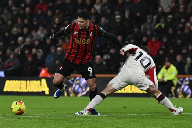 Bournemouth v Liverpool, Premier League Evanilson (9) of AFC Bournemouth on the attack battles for possession with Alexis Mac Allister (10) of Liverpool during the Premier League match between Bournemouth and Liverpool at the Vitality Stadium, Bournemouth, UK on 24 January 2026. Bournemouth Vitality Stadium Dorset UK Editorial use only DataCo restrictions apply See www.football-dataco.com , Copyright: xGrahamxHuntx PSI-23639-0060
