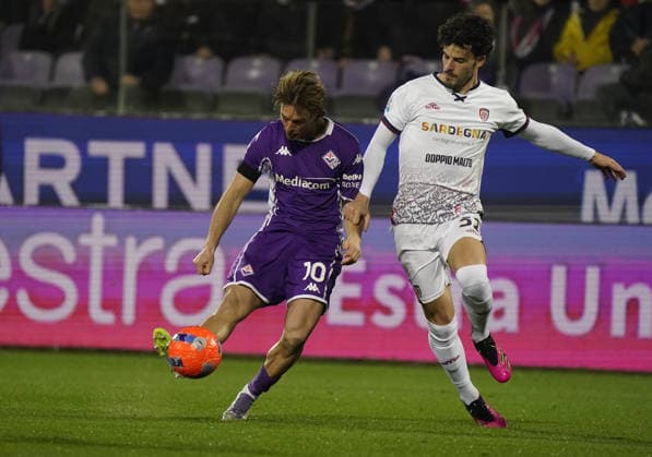 Fiorentina™s Albert Gudmundsson fight for the ball with Cagliari™s Ze Pedro during the Serie A soccer match between Fiorentina and Cagliari at the Artemio Franchi stadium in Florence, center of Italy - Saturday , January 24, 2026. - Soccer  Copyright: xMarcoxBucco LaxPressex
