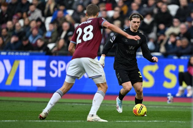 West Ham United v Sunderland, Premier League Sunderland defender Dennis Cirkin (3) runs forward under pressure from West Ham United midfielder TomaÅ¡ SouÄek (28) during the Premier League match between West Ham United and Sunderland at the London Stadium, London, UK on 24 January 2026. London London Stadium UK Editorial use only DataCo restrictions apply See www.football-dataco.com , Copyright: xSimonxTraylenx PSI-23617-0185