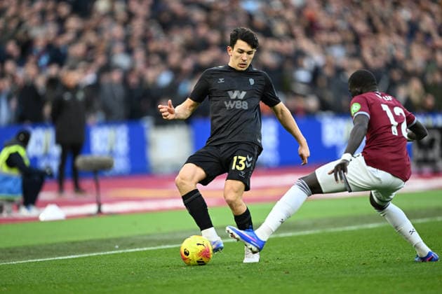 West Ham United v Sunderland, Premier League Sunderland defender Luke O Nien (13) under pressure from West Ham United defender El Hadji Malick Diouf (12) during the Premier League match between West Ham United and Sunderland at the London Stadium, London, UK on 24 January 2026. London London Stadium UK Editorial use only DataCo restrictions apply See www.football-dataco.com , Copyright: xSimonxTraylenx PSI-23617-0192