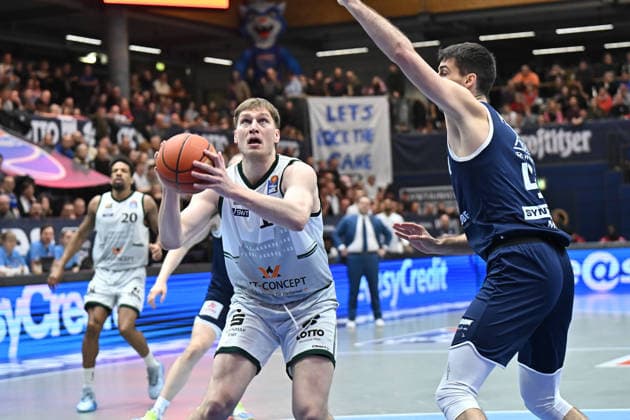 Marten Linßen (Trier, 12), Jure Planinic (MBC, 44), Syntainics MBC vs. Vet-Concept Gladiators Trier, Basketball, 1. Bundesliga, Maenner, 17. Spieltag Hauptrunde, Saison 2025 26, 24.01.2026. Weißenfels Stadthalle Sachsen-Anhalt Deutschland
