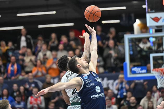 Nolan Adekunle (Trier, 22), Jure Planinic (MBC, 44), Syntainics MBC vs. Vet-Concept Gladiators Trier, Basketball, 1. Bundesliga, Maenner, 17. Spieltag Hauptrunde, Saison 2025 26, 24.01.2026. Weißenfels Stadthalle Sachsen-Anhalt Deutschland