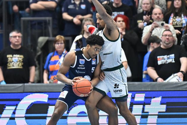 Marcus Foster (MBC, 5), Urald King (Trier, 20), Syntainics MBC vs. Vet-Concept Gladiators Trier, Basketball, 1. Bundesliga, Maenner, 17. Spieltag Hauptrunde, Saison 2025 26, 24.01.2026. Weißenfels Stadthalle Sachsen-Anhalt Deutschland