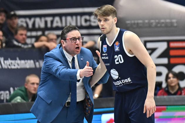 Marco Ramondino (MBC, Head-Coach), Perttu Blomgren (MBC, 20), Syntainics MBC vs. Vet-Concept Gladiators Trier, Basketball, 1. Bundesliga, Maenner, 17. Spieltag Hauptrunde, Saison 2025 26, 24.01.2026. Weißenfels Stadthalle Sachsen-Anhalt Deutschland