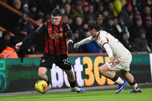 Bournemouth v Liverpool, Premier League Alex Jimenez (20) of AFC Bournemouth on the attack battles for possession with Milos Kerkez (6) of Liverpool during the Premier League match between Bournemouth and Liverpool at the Vitality Stadium, Bournemouth, UK on 24 January 2026. Bournemouth Vitality Stadium Dorset UK Editorial use only DataCo restrictions apply See www.football-dataco.com , Copyright: xGrahamxHuntx PSI-23639-0076