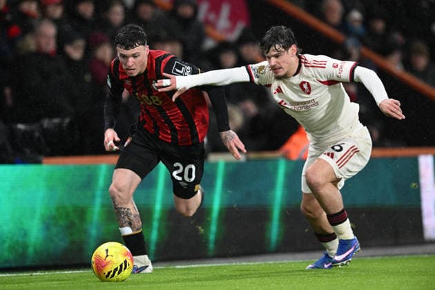 Bournemouth v Liverpool, Premier League Alex Jimenez (20) of AFC Bournemouth on the attack battles for possession with Milos Kerkez (6) of Liverpool during the Premier League match between Bournemouth and Liverpool at the Vitality Stadium, Bournemouth, UK on 24 January 2026. Bournemouth Vitality Stadium Dorset UK Editorial use only DataCo restrictions apply See www.football-dataco.com , Copyright: xGrahamxHuntx PSI-23639-0077