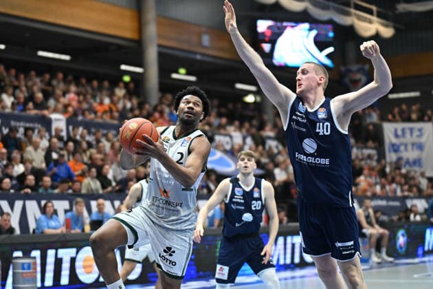 Dexter Akanno (Trier, 2), Collin Welp (MBC, 40), Syntainics MBC vs. Vet-Concept Gladiators Trier, Basketball, 1. Bundesliga, Maenner, 17. Spieltag Hauptrunde, Saison 2025 26, 24.01.2026. Weißenfels Stadthalle Sachsen-Anhalt Deutschland
