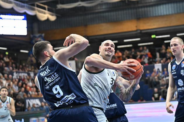Kresimir Nikic (MBC. 9), Maik Zirbes (Trier, 33), Syntainics MBC vs. Vet-Concept Gladiators Trier, Basketball, 1. Bundesliga, Maenner, 17. Spieltag Hauptrunde, Saison 2025 26, 24.01.2026. Weißenfels Stadthalle Sachsen-Anhalt Deutschland