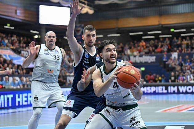 Maik Zirbes (Trier, 33), Kresimir Nikic (MBC. 9), Clay Guillozet (Trier, 4), Syntainics MBC vs. Vet-Concept Gladiators Trier, Basketball, 1. Bundesliga, Maenner, 17. Spieltag Hauptrunde, Saison 2025 26, 24.01.2026. Weißenfels Stadthalle Sachsen-Anhalt Deutschland