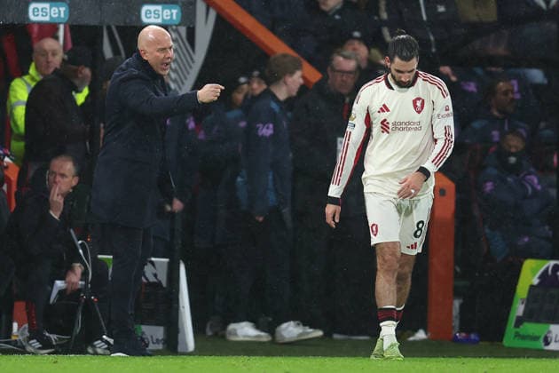 Bournemouth, England, 24th January 2026. Arne Slot, Manager of Liverpool gives instructions to Dominik Szoboszlai of Liverpool during the AFC Bournemouth vs Liverpool Premier League match at the Vitality Stadium, Bournemouth. Picture credit should read: Paul Terry Sportimage EDITORIAL USE ONLY. No use with unauthorised audio, video, data, fixture lists, club league logos or live services. Online in-match use limited to 120 images, no video emulation. No use in betting, games or single club league player publications. SPI_021_PT_Bournemouth_Liverpool SPI-4475-0021