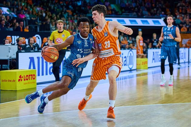 Zweikampf, Duell zwischen DJ Horne (MLP Academics Heidelberg, 00)und Diego Garavaglia (ratiopharm ulm, 23) GER, ratiopharm ulm vs. MLP Academics Heidelberg, Basketball, 17. Spieltag, EasyCredit Bundesliga, Spielzeit 2025 2026, 24.01.2026 GER, ratiopharm ulm vs. MLP Academics Heidelberg, Basketball, 17. Spieltag, EasyCredit Bundesliga, Spielzeit 2025 2026, 24.01.2026 Neu-Ulm Copyright: xEibner-Pressefoto GeraldxOelze-dexStoppanyx EP_ODS