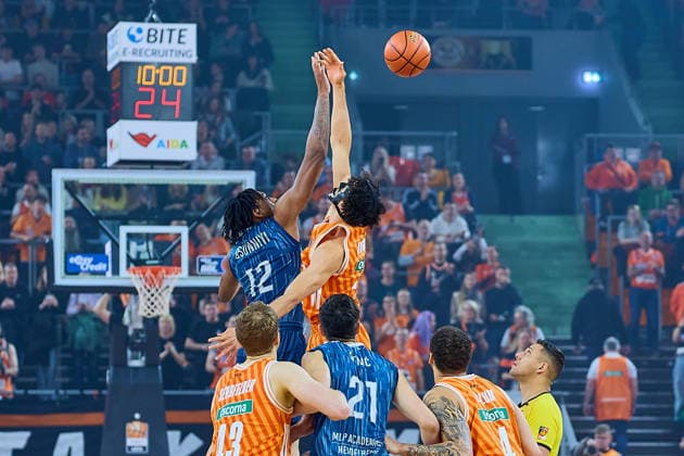 TippOff Osun Osunniyi (MLP Academics Heidelberg, 12), Diego Garavaglia (ratiopharm ulm, 23) GER, ratiopharm ulm vs. MLP Academics Heidelberg, Basketball, 17. Spieltag, EasyCredit Bundesliga, Spielzeit 2025 2026, 24.01.2026 GER, ratiopharm ulm vs. MLP Academics Heidelberg, Basketball, 17. Spieltag, EasyCredit Bundesliga, Spielzeit 2025 2026, 24.01.2026 Neu-Ulm Copyright: xEibner-Pressefoto GeraldxOelze-dexStoppanyx EP_ODS