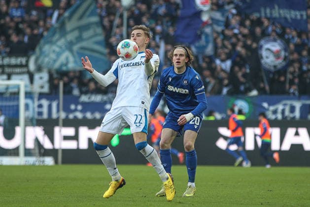 Winkler Marten (Hertha BSC, 22) mit feiner Ballannahme dahinter David Herold (Karlsruher SC, 20), Karlsruher SC vs. Hertha BSC, 2. Bundesliga, 19. Spieltag, 2025 2026, 24.01.2026, DFL REGULATIONS PROHIBIT ANY USE OF PHOTOGRAPHS AS IMAGE SEQUENCES AND OR QUASI-VIDEO, Karlsruher SC vs. Hertha BSC, 2. Bundesliga, 19. Spieltag, 2025 2026, 24.01.2026 Karlsruhe