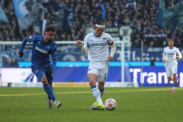 Reese Fabian (Hertha BSC, 11) vor Philipp Foerster (Karlsruher SC, 11) am Ball, Karlsruher SC vs. Hertha BSC, 2. Bundesliga, 19. Spieltag, 2025 2026, 24.01.2026, DFL REGULATIONS PROHIBIT ANY USE OF PHOTOGRAPHS AS IMAGE SEQUENCES AND OR QUASI-VIDEO, Karlsruher SC vs. Hertha BSC, 2. Bundesliga, 19. Spieltag, 2025 2026, 24.01.2026 Karlsruhe