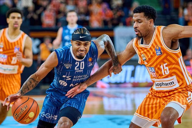 Zweikampf, Duell zwischen Michael Weathers (MLP Academics Heidelberg, 20) und Justin Simon (ratiopharm ulm, 15) GER, ratiopharm ulm vs. MLP Academics Heidelberg, Basketball, 17. Spieltag, EasyCredit Bundesliga, Spielzeit 2025 2026, 24.01.2026 GER, ratiopharm ulm vs. MLP Academics Heidelberg, Basketball, 17. Spieltag, EasyCredit Bundesliga, Spielzeit 2025 2026, 24.01.2026 Neu-Ulm Copyright: xEibner-Pressefoto GeraldxOelze-dexStoppanyx EP_ODS