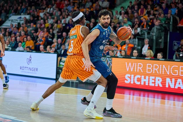 Mohamed Diakite (ratiopharm ulm, 05), Marcel Kessen (MLP Academics Heidelberg, 15) GER, ratiopharm ulm vs. MLP Academics Heidelberg, Basketball, 17. Spieltag, EasyCredit Bundesliga, Spielzeit 2025 2026, 24.01.2026 GER, ratiopharm ulm vs. MLP Academics Heidelberg, Basketball, 17. Spieltag, EasyCredit Bundesliga, Spielzeit 2025 2026, 24.01.2026 Neu-Ulm Copyright: xEibner-Pressefoto GeraldxOelze-dexStoppanyx EP_ODS