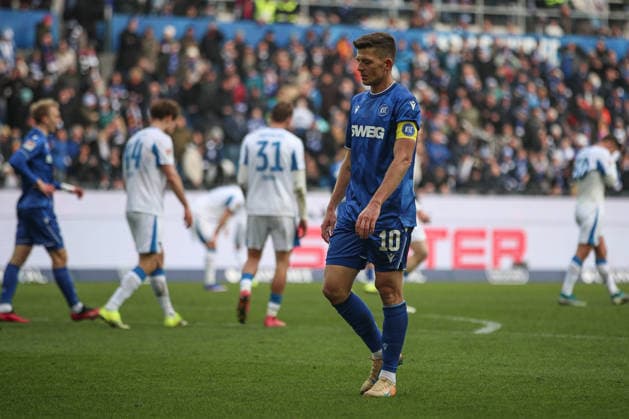 Gesenkter Blick nach Abpfiff bei Marvin Wanitzek (Karlsruher SC, 10), Karlsruher SC vs. Hertha BSC, 2. Bundesliga, 19. Spieltag, 2025 2026, 24.01.2026, DFL REGULATIONS PROHIBIT ANY USE OF PHOTOGRAPHS AS IMAGE SEQUENCES AND OR QUASI-VIDEO, Karlsruher SC vs. Hertha BSC, 2. Bundesliga, 19. Spieltag, 2025 2026, 24.01.2026 Karlsruhe