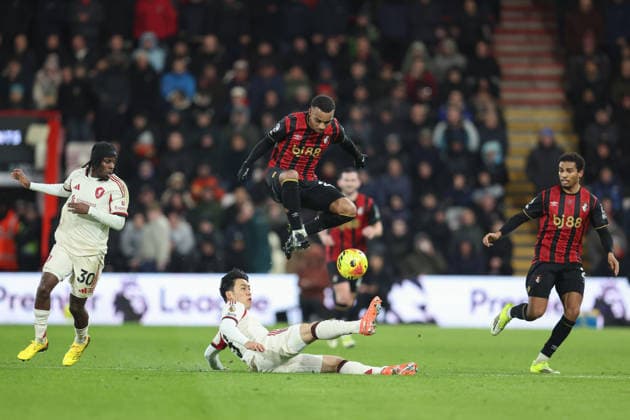 Bournemouth v Liverpool 24 January 2026, Bournemouth - Premier League Football - AFC Bournemouth v Liverpool - Junior Kroupi of Bournemouth jumps over the challenge of Wataru Endo of Liverpool - Photo: Charlotte Wilson Offside. Bournemouth UK Copyright: xCharlottexWilsonx xOffsidexOffside