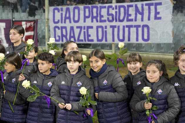 KIDS WITH WHITE ROSES IN MEMORY OF ROCCO COMMISSO during ACF Fiorentina vs Cagliari Calcio, Italian soccer Serie A match in Florence, Italy, January 24 2026  Copyright: xJacopoxCane IPAxSportx xipa-agency.netx xx IPA_70508636 IPA_Agency_IPA70508636