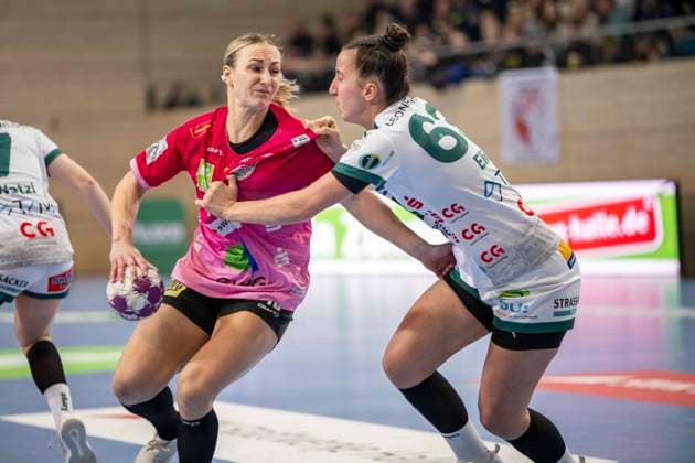 Handball Bundesliga Frauen, Saison 2025 2026 SV Union Halle-Neustadt vs.Frisch Auf Göppingen Halle, Deutschland 24.Januar 2026: Im Bild:v. li. im Zweikampf Lea Gruber (Halle) und Stephanie Elies (Goeppingen) Halle Saale SWH Arena Sachsen-Anhalt Deutschland