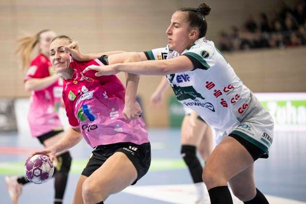 Handball Bundesliga Frauen, Saison 2025 2026 SV Union Halle-Neustadt vs.Frisch Auf Göppingen Halle, Deutschland 24.Januar 2026: Im Bild:v. li. im Zweikampf Lea Gruber (Halle) und Stephanie Elies (Goeppingen) Halle Saale SWH Arena Sachsen-Anhalt Deutschland