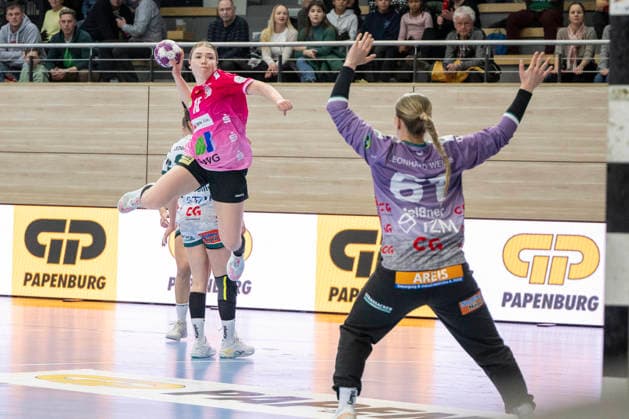 Handball Bundesliga Frauen, Saison 2025 2026 SV Union Halle-Neustadt vs.Frisch Auf Göppingen Halle, Deutschland 24.Januar 2026: Im Bild:v.li.Fabienne Büch Buech (Halle) und Torhueterin Celina Meissner (Goeppingen) Halle Saale SWH Arena Sachsen-Anhalt Deutschland