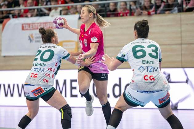 Handball Bundesliga Frauen, Saison 2025 2026 SV Union Halle-Neustadt vs.Frisch Auf Göppingen Halle, Deutschland 24.Januar 2026: Im Bild:v.li.Louisa de Bellis (Goeppingen), Lea Gruber (Halle) und Stephanie Elies (Goeppingen) Halle Saale SWH Arena Sachsen-Anhalt Deutschland