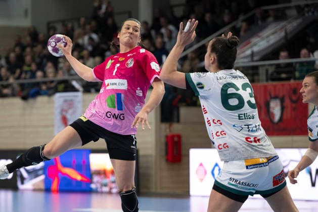 Handball Bundesliga Frauen, Saison 2025 2026 SV Union Halle-Neustadt vs.Frisch Auf Göppingen Halle, Deutschland 24.Januar 2026: Im Bild:v.li.Lynn Molenaar (Halle) und Stephanie Elies (Goeppingen) Halle Saale SWH Arena Sachsen-Anhalt Deutschland