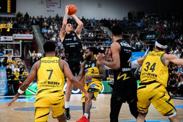 Ludwigsburg, BBL - 25 26 - MHP Riesen Ludwigsburg vs. Basketball Loewen Braunschweig v.li. Elijah Hughes (Ludwigsburg), Joshua Obiesie (Braunschweig), Traveon Buchanan (Ludwigsburg), David Nguessan (Braunschweig), Gavin Schilling (Ludwigsburg) Ludwigsburg MHP Arena Baden-Württemberg Deutschland