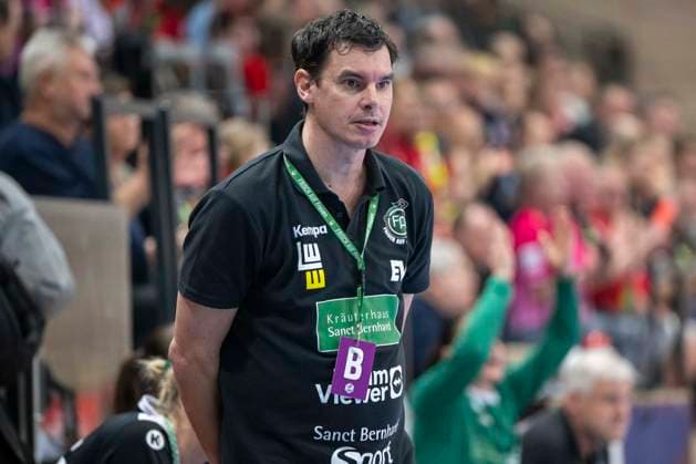 Handball Bundesliga Frauen, Saison 2025 2026 SV Union Halle-Neustadt vs.Frisch Auf Göppingen Halle, Deutschland 24.Januar 2026: Im Bild:Trainer Nico Kiener (Goeppingen) Halle Saale SWH Arena Sachsen-Anhalt Deutschland
