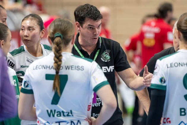 Handball Bundesliga Frauen, Saison 2025 2026 SV Union Halle-Neustadt vs.Frisch Auf Göppingen Halle, Deutschland 24.Januar 2026: Im Bild:Mitte Trainer Nico Kiener (Goeppingen) Halle Saale SWH Arena Sachsen-Anhalt Deutschland
