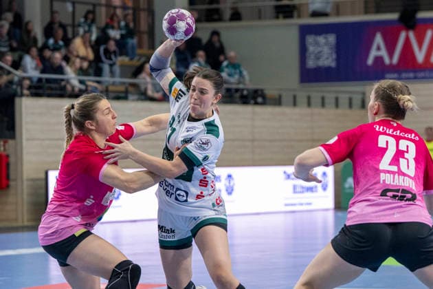Handball Bundesliga Frauen, Saison 2025 2026 SV Union Halle-Neustadt vs.Frisch Auf Göppingen Halle, Deutschland 24.Januar 2026: Im Bild:v. li. im Zweikampf Ilona Kieffer (Halle), Lea Neubrander (Goeppingen) und Marie Polakova (Halle) Halle Saale SWH Arena Sachsen-Anhalt Deutschland