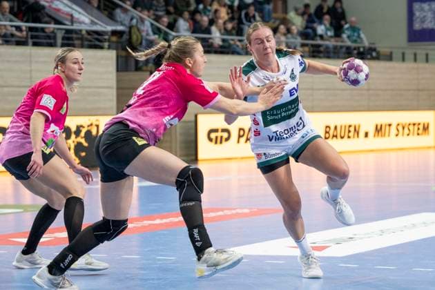 Handball Bundesliga Frauen, Saison 2025 2026 SV Union Halle-Neustadt vs.Frisch Auf Göppingen Halle, Deutschland 24.Januar 2026: Im Bild:v.li.Lea Gruber (Halle), Ilona Kieffer (Halle) und Ann Kynast (Goeppingen) Halle Saale SWH Arena Sachsen-Anhalt Deutschland