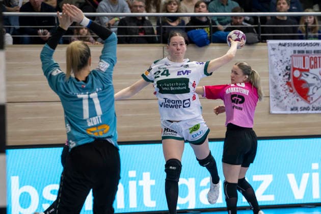 Handball Bundesliga Frauen, Saison 2025 2026 SV Union Halle-Neustadt vs.Frisch Auf Göppingen Halle, Deutschland 24.Januar 2026: Im Bild:v.li.Torhueterin Ela Szott (Halle), Luisa Scherer (Goeppingen) und Viktoria Marksteiner (Halle) Halle Saale SWH Arena Sachsen-Anhalt Deutschland