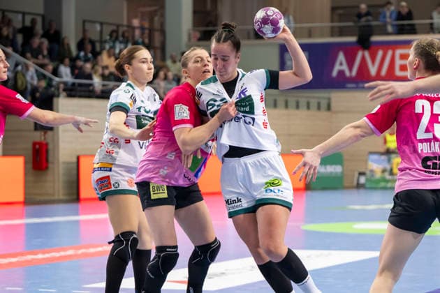 Handball Bundesliga Frauen, Saison 2025 2026 SV Union Halle-Neustadt vs.Frisch Auf Göppingen Halle, Deutschland 24.Januar 2026: Im Bild:v. li. im Zweikampf Ilona Kieffer (Halle) und Stephanie Elies (Goeppingen) Halle Saale SWH Arena Sachsen-Anhalt Deutschland