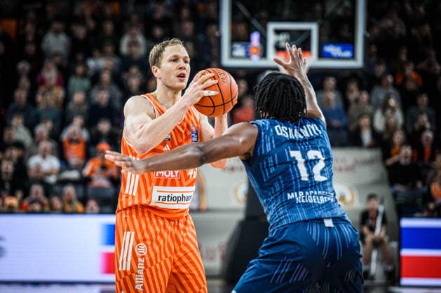 Neu Ulm, Deutschland, 24.01.26: Christian Sengfelder (ratiopharm ulm) und Osun Osunniyi (MLP Academics Heidelberg) im Zweikampf waehrend des Basketball Bundesliga Spiels zwischen ratiopharm ulm vs MLP Academics Heidelberg in der ratiopharm Arena am 24. Januar 2026 in Neu Ulm, Deutschland. (Foto von Harry Langer DeFodi Images) ratiopharm Arena, Germany, 24.01.26: Christian Sengfelder (ratiopharm ulm) und Osun Osunniyi (MLP Academics Heidelberg) battle for the ball during the Basketball Bundesliga match between ratiopharm ulm vs MLP Academics Heidelberg at Neu Ulm on January 24, 2026 in ratiopharm Arena, Germany. (Photo by Harry Langer DeFodi Images) (Photo by Harry Langer DeFodi Images) -