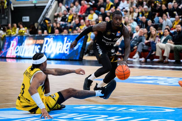 Ludwigsburg, BBL - 25 26 - MHP Riesen Ludwigsburg vs. Basketball Loewen Braunschweig v.li. Stefan Smith (Ludwigsburg), Barra Njie (Braunschweig) Ludwigsburg MHP Arena Baden-Württemberg Deutschland