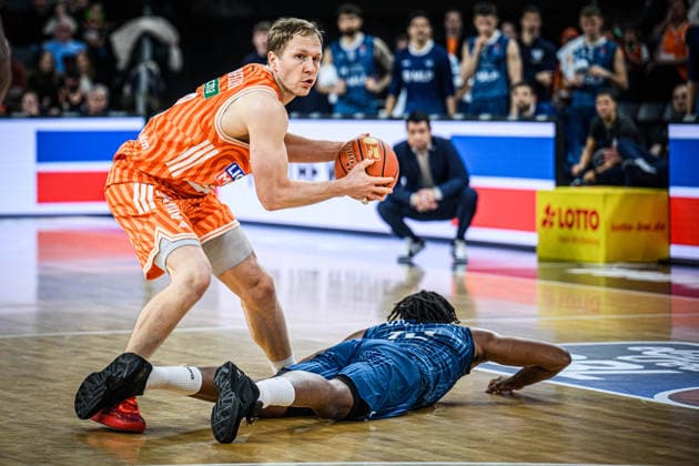 Neu Ulm, Deutschland, 24.01.26: Christian Sengfelder (ratiopharm ulm) und Osun Osunniyi (MLP Academics Heidelberg) im Zweikampf waehrend des Basketball Bundesliga Spiels zwischen ratiopharm ulm vs MLP Academics Heidelberg in der ratiopharm Arena am 24. Januar 2026 in Neu Ulm, Deutschland. (Foto von Harry Langer DeFodi Images) ratiopharm Arena, Germany, 24.01.26: Christian Sengfelder (ratiopharm ulm) und Osun Osunniyi (MLP Academics Heidelberg) battle for the ball during the Basketball Bundesliga match between ratiopharm ulm vs MLP Academics Heidelberg at Neu Ulm on January 24, 2026 in ratiopharm Arena, Germany. (Photo by Harry Langer DeFodi Images) (Photo by Harry Langer DeFodi Images) -