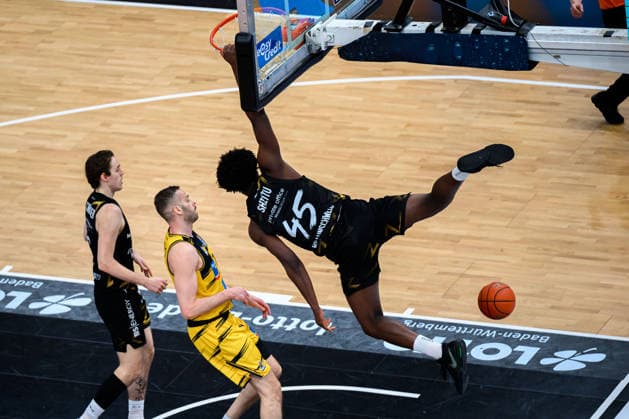 Ludwigsburg, BBL - 25 26 - MHP Riesen Ludwigsburg vs. Basketball Loewen Braunschweig Oluwasimisola Shittu (Braunschweig) Ludwigsburg MHP Arena Baden-Württemberg Deutschland
