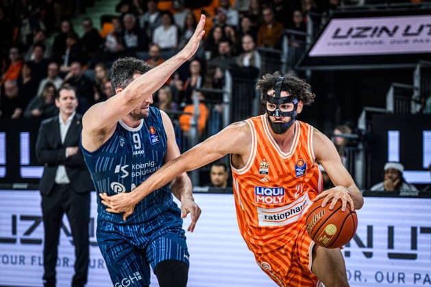 Neu Ulm, Deutschland, 24.01.26: Paul Zipser (MLP Academics Heidelberg) und Alec Anigbata (ratiopharm ulm) im Zweikampf waehrend des Basketball Bundesliga Spiels zwischen ratiopharm ulm vs MLP Academics Heidelberg in der ratiopharm Arena am 24. Januar 2026 in Neu Ulm, Deutschland. (Foto von Harry Langer DeFodi Images) ratiopharm Arena, Germany, 24.01.26: Paul Zipser (MLP Academics Heidelberg) und Alec Anigbata (ratiopharm ulm) battle for the ball during the Basketball Bundesliga match between ratiopharm ulm vs MLP Academics Heidelberg at Neu Ulm on January 24, 2026 in ratiopharm Arena, Germany. (Photo by Harry Langer DeFodi Images) (Photo by Harry Langer DeFodi Images) -