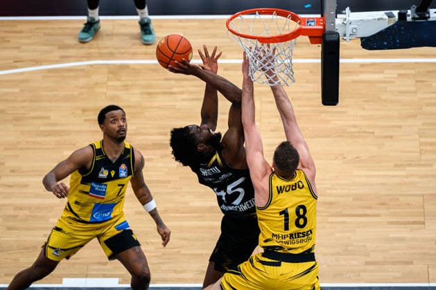 Ludwigsburg, BBL - 25 26 - MHP Riesen Ludwigsburg vs. Basketball Loewen Braunschweig Oluwasimisola Shittu (Braunschweig), Jonas Wohlfarth-Bottermann (Ludwigsburg) Ludwigsburg MHP Arena Baden-Württemberg Deutschland