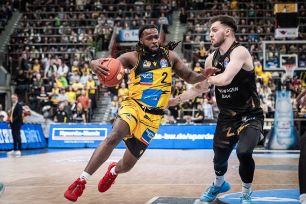 Traveon Buchanan (MHP RIESEN Ludwigsburg, 02) vs. Ferdinand Zylka (Basketball Loewen Braunschweig, 06) GER, MHP Riesen Ludwigsburg - Basketball Loewen Braunschweig, easycredit BBL, Basketball, Bundesliga, 17. Spieltag, Spielzeit 2025 2026, 24.01.2026 GER, MHP Riesen Ludwigsburg - Basketball Loewen Braunschweig, easycredit BBL, Basketball, Bundesliga, 17. Spieltag, Spielzeit 2025 2026, 24.01.2026 Ludwigsburg Copyright: xSandyxDinkelackerx EP_SDR