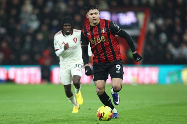 24th January 2026, Bournemouth, Dorset, England; Premier League Football, AFC Bournemouth versus Liverpool; Evanilson of Bournemouth pursued by Jeremie Frimpong of Liverpool  IanxStephen Content restricted for UK based newspaper